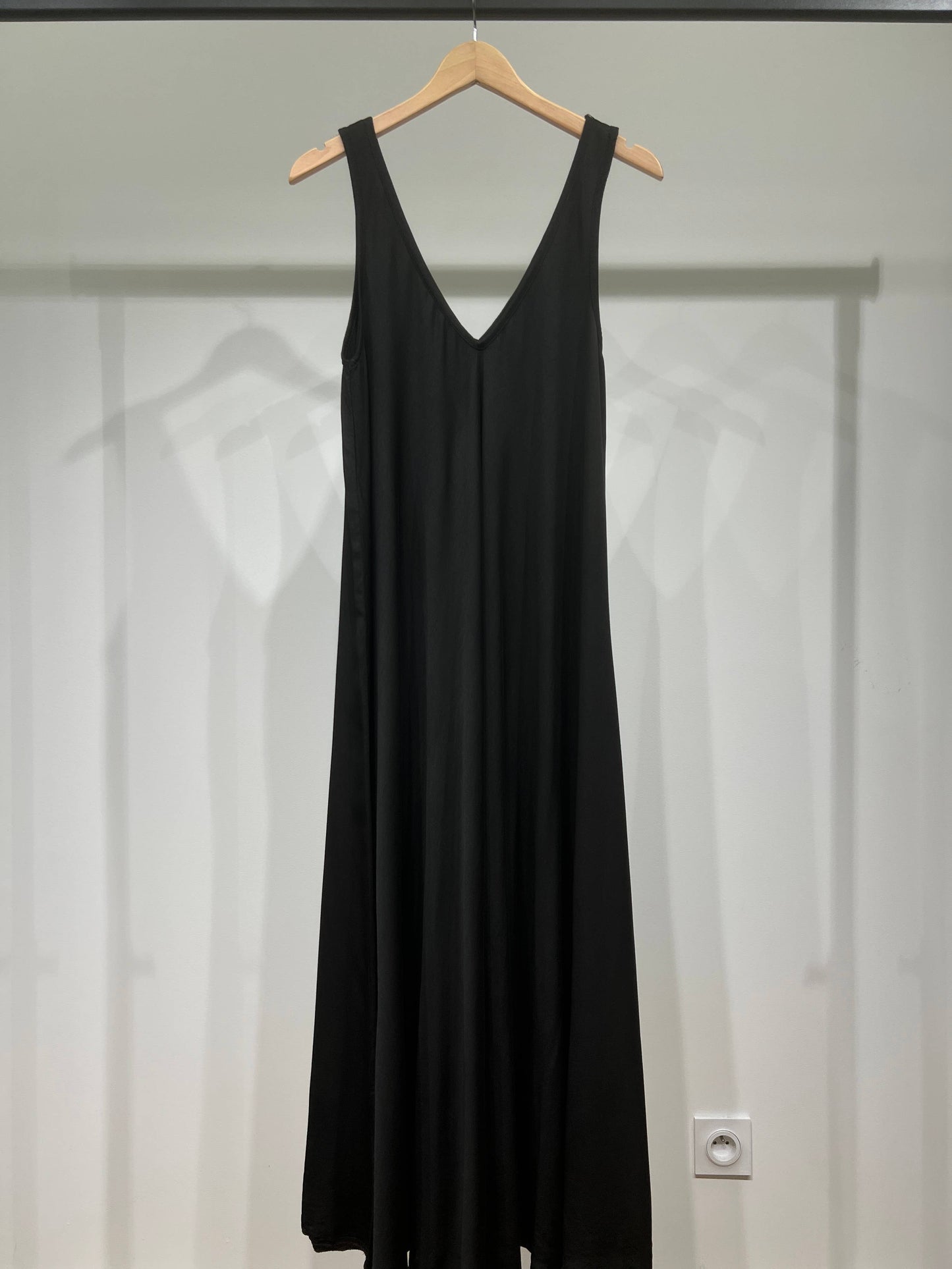 Maxikleid mit V-Ausschnitt und breiten Trägern