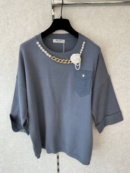 Schmuckpullover – Perlen, goldene Kette & Blume