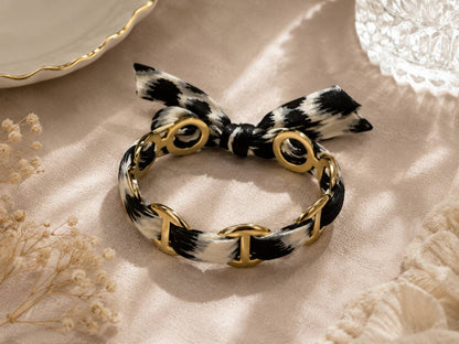 Geflochtenes, goldfarbenes Kettenarmband mit bedrucktem Stoffmuster