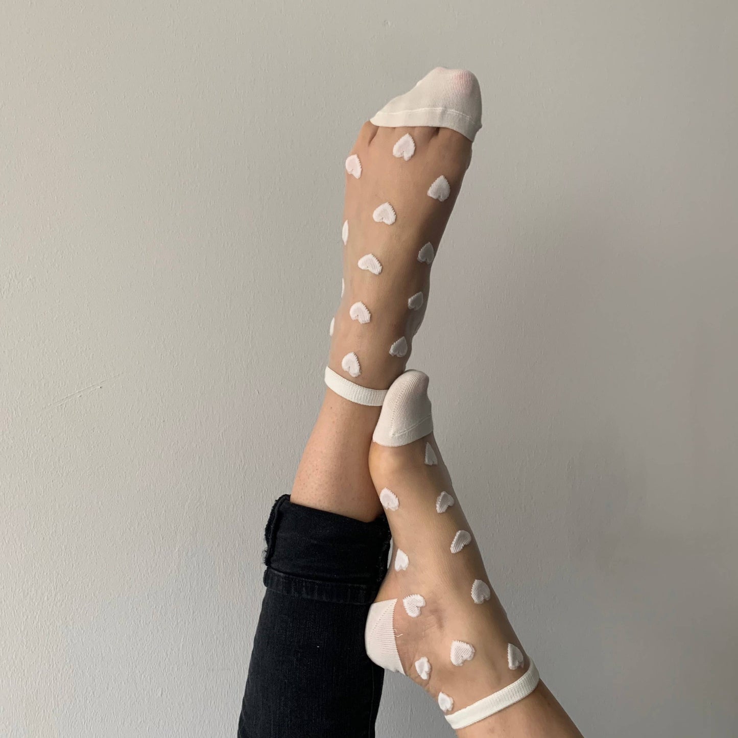 Laure transparente Socken mit weißen Herzen