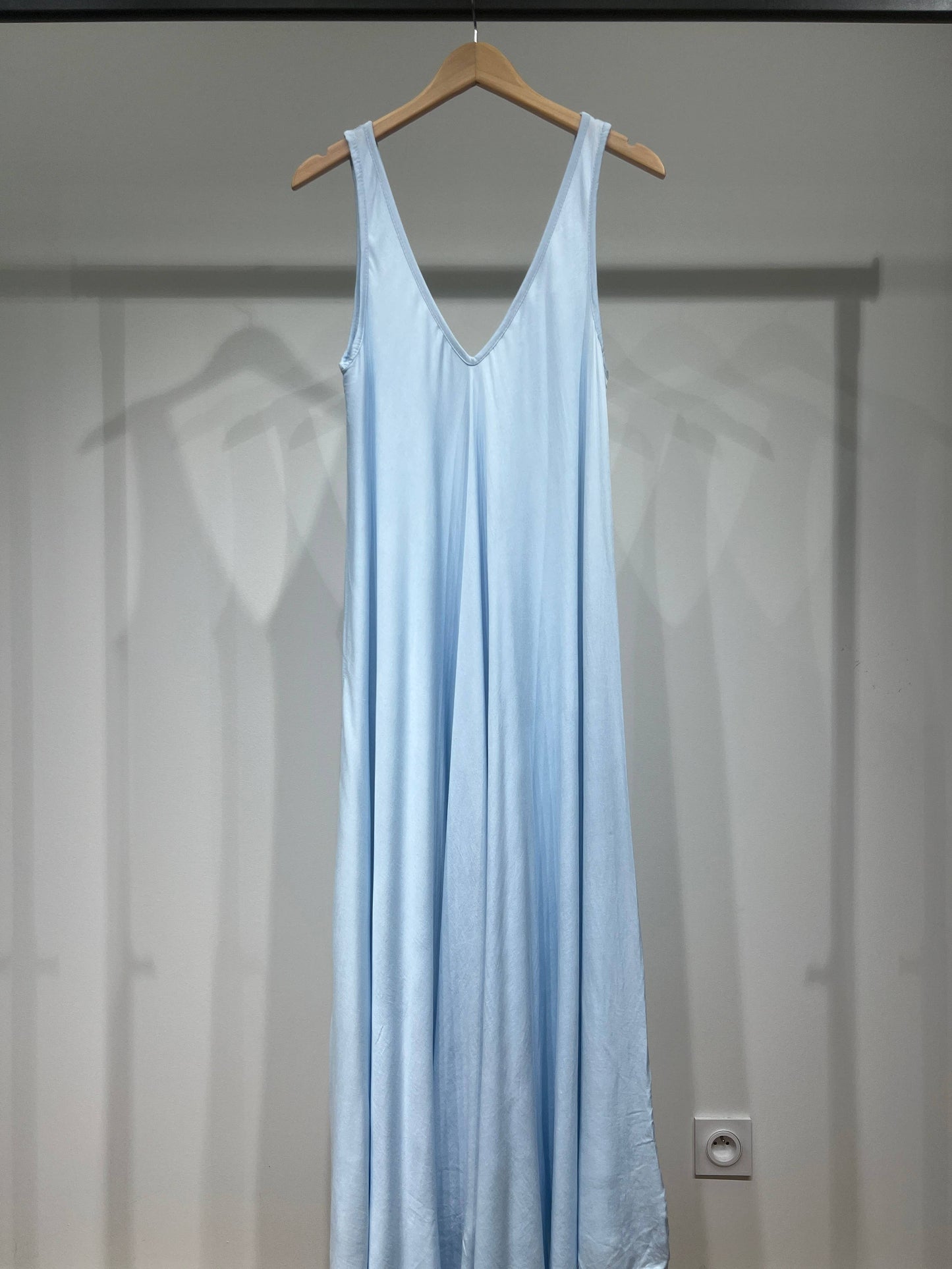 Maxikleid mit V-Ausschnitt und breiten Trägern