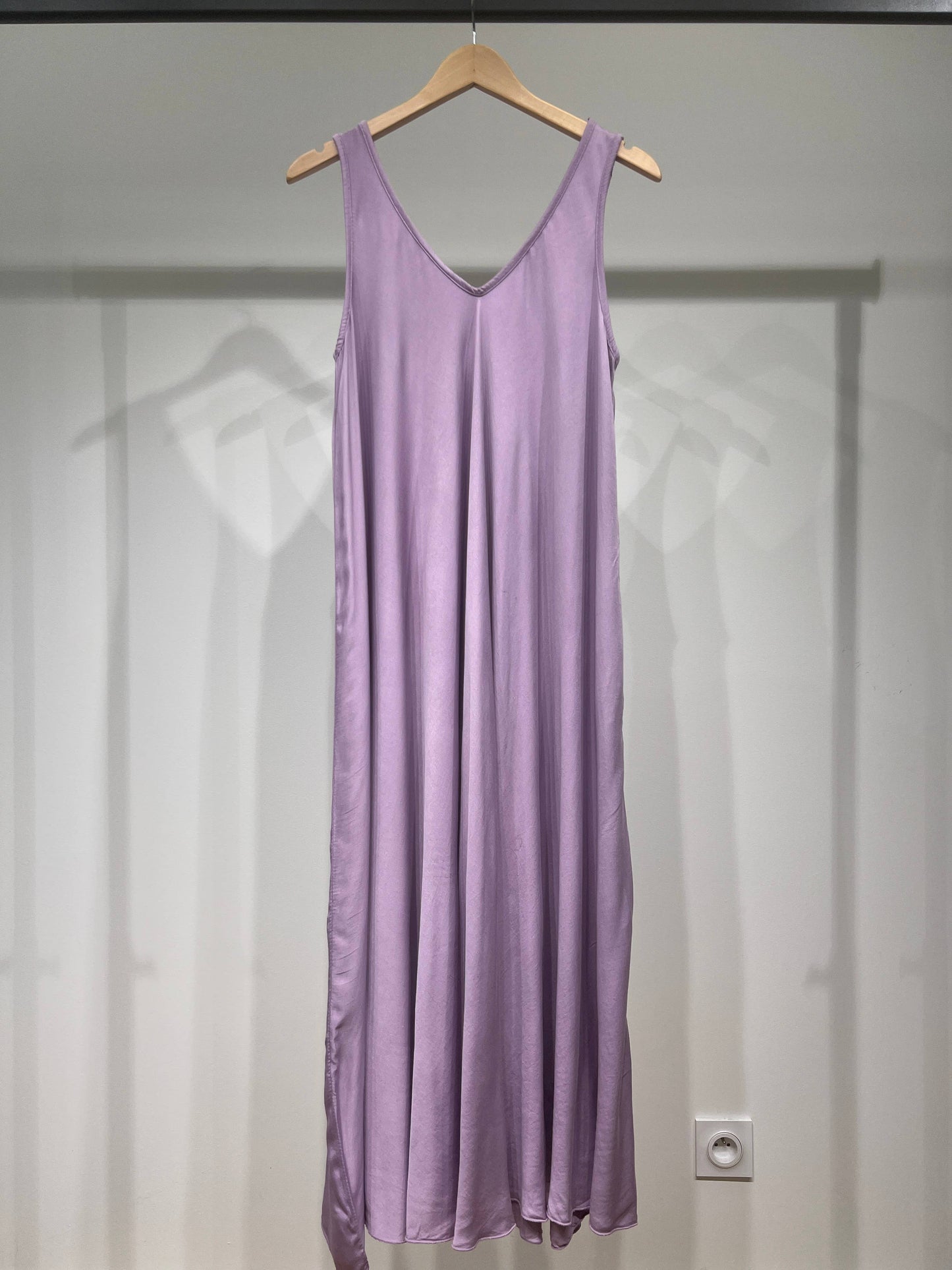 Maxikleid mit V-Ausschnitt und breiten Trägern