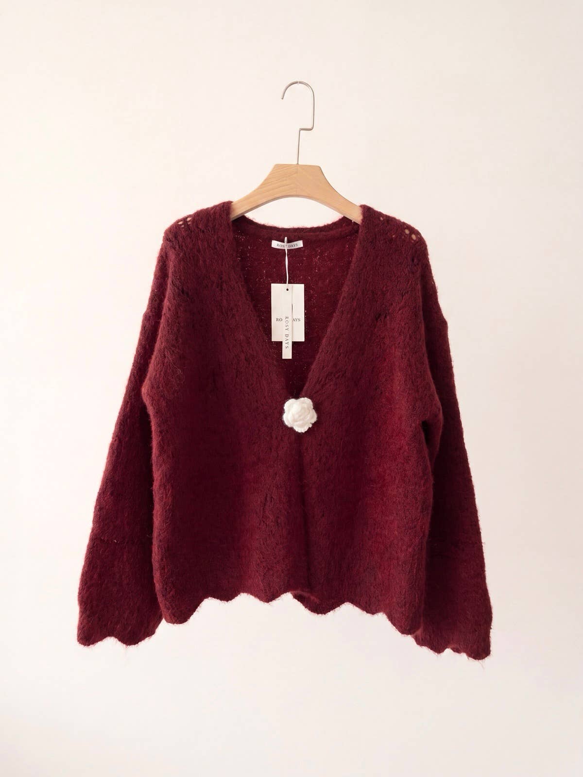 Oversize-Strickgilet mit Blumenbrosche  Ecru