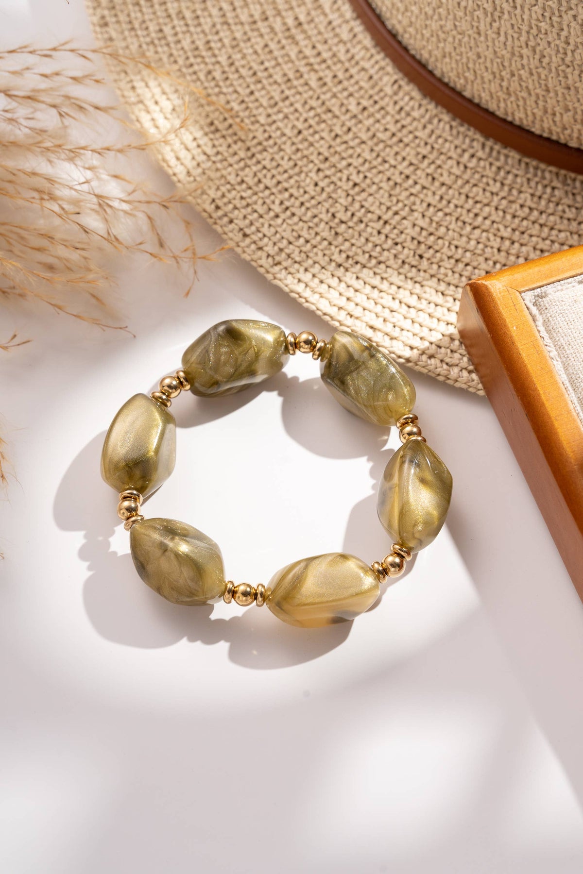 Elastisches Armband mit marmorierten Harzperlen und Edelstahl: Alte Rose