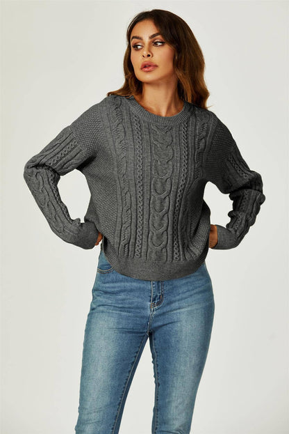 Dunkelgrauer Pullover mit Zopfmuster und Rundhalsausschnitt