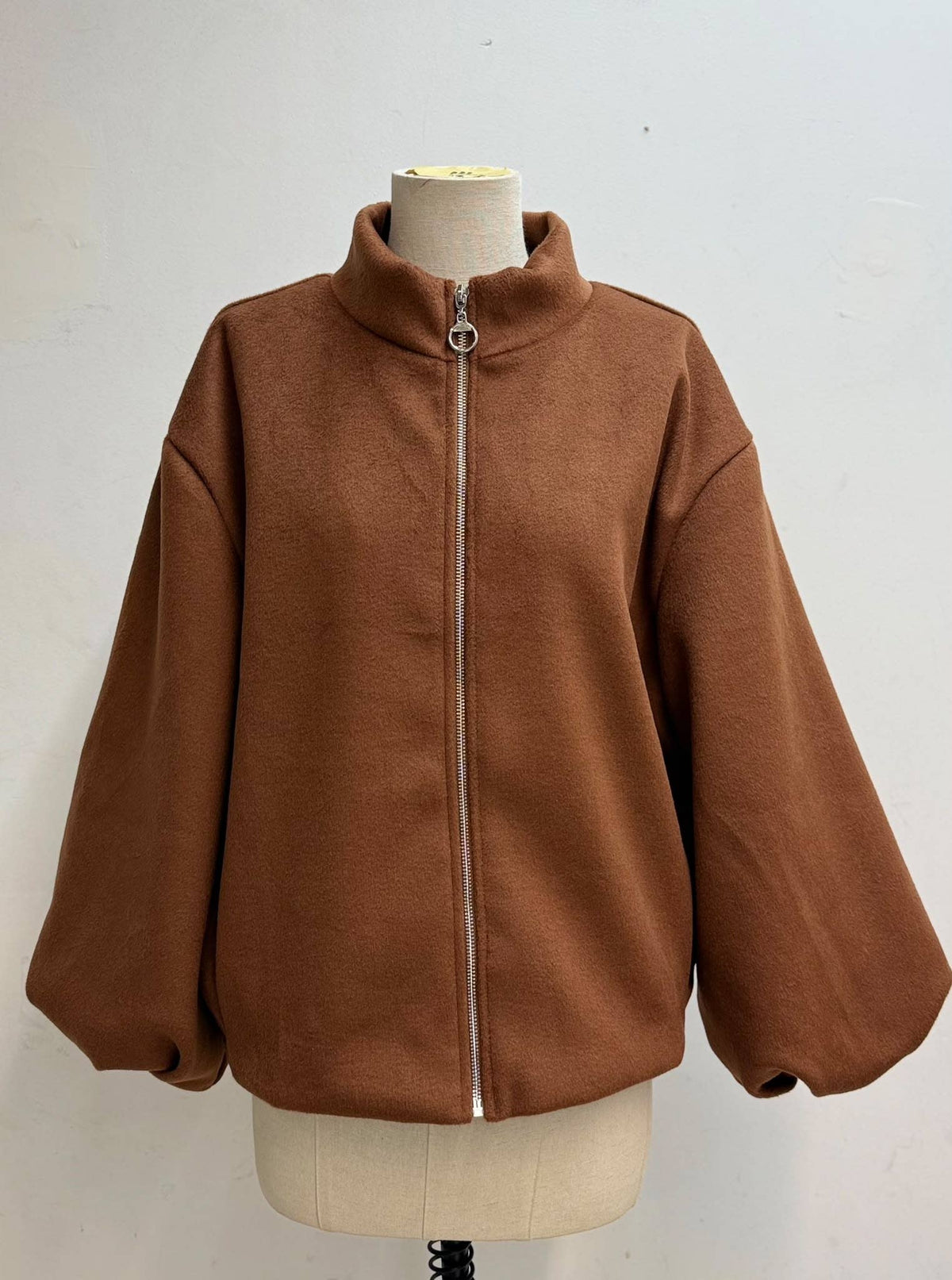 Reißverschlussjacke mit Stehkragen und Ballonärmeln