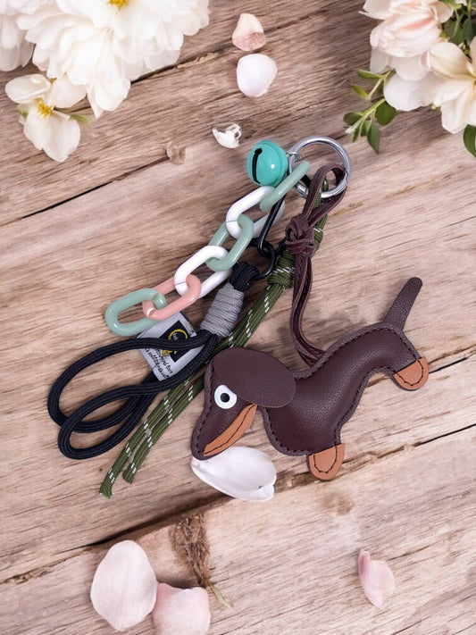Taschenanhänger und Schlüsselanhänger Hund Dackel und Glöckchen