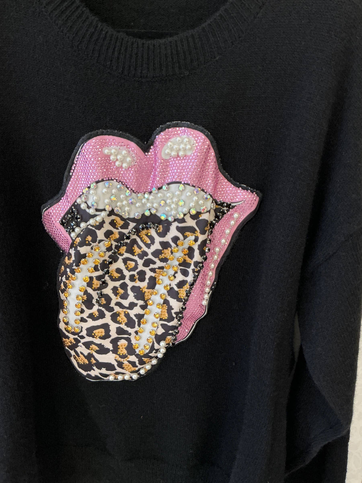 Oversize schwarzer Pullover mit strassbesetzter Leopardenlippe