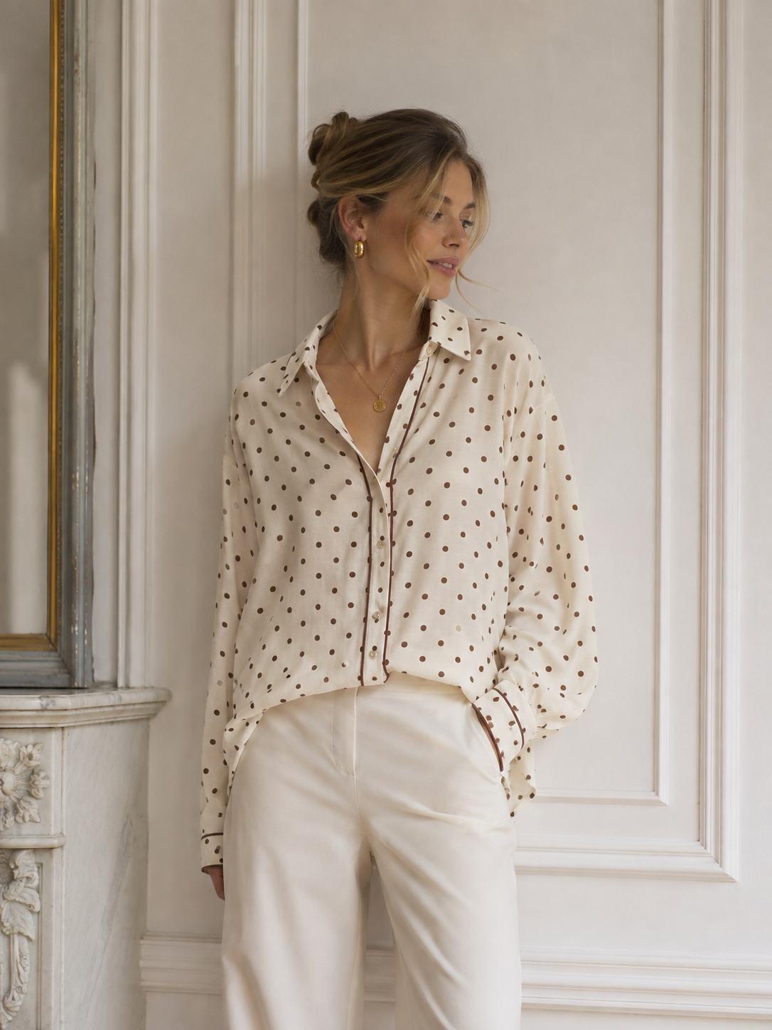 Fließende, gepunktete Bluse – Zeitlose Eleganz