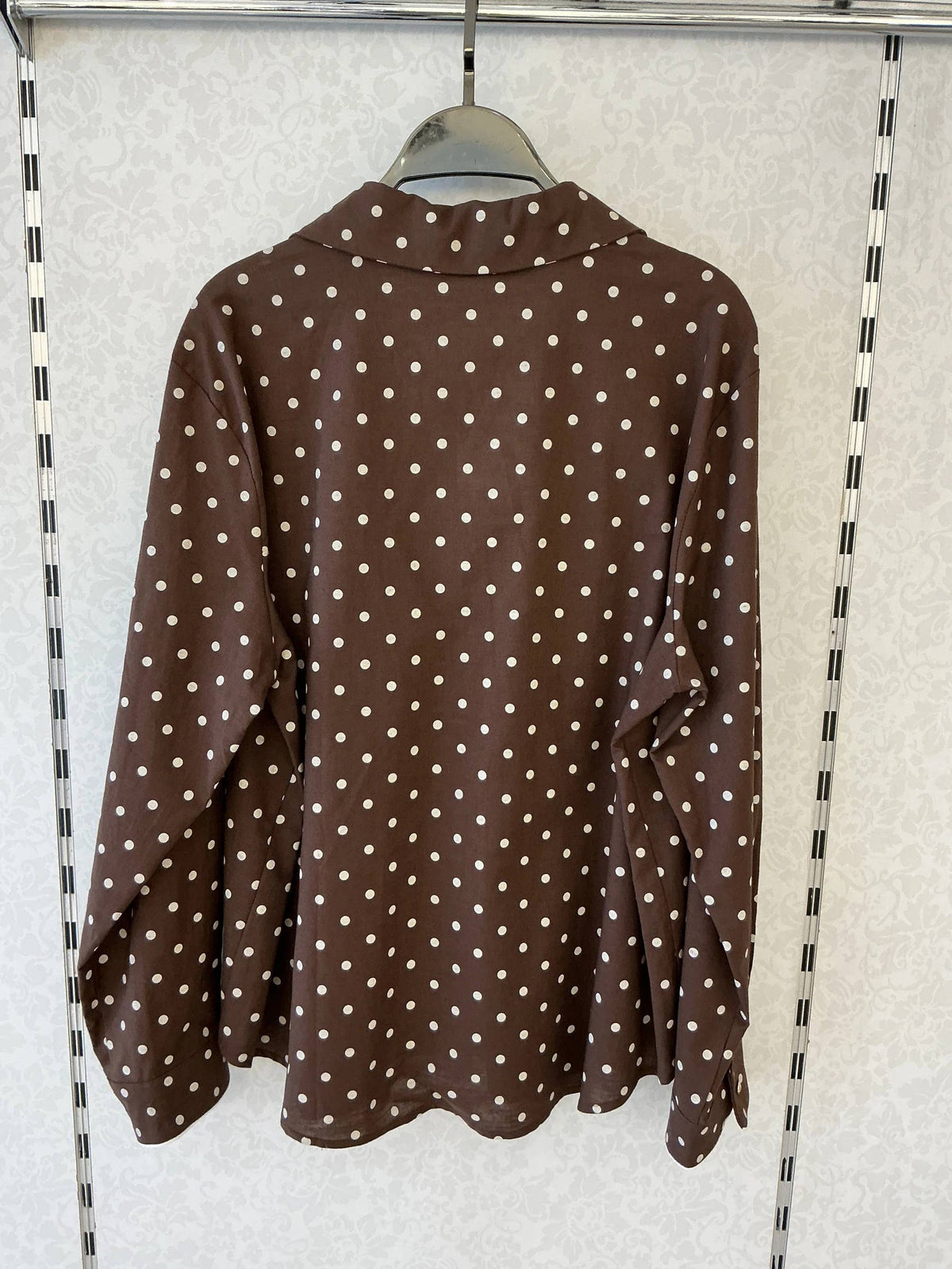 Fließende, gepunktete Bluse – Zeitlose Eleganz