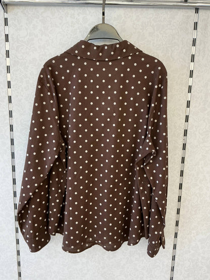 Fließende, gepunktete Bluse – Zeitlose Eleganz