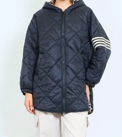 Steppjacke mit Kapuze, Leopardenbesatz und gestreiften Ärmeln