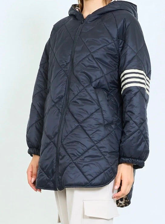 Steppjacke mit Kapuze, Leopardenbesatz und gestreiften Ärmeln