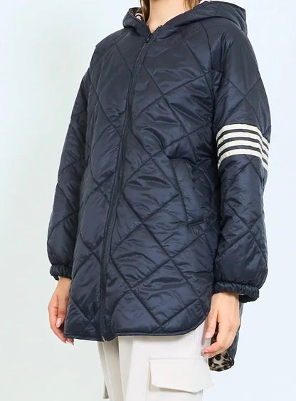 Steppjacke mit Kapuze, Leopardenbesatz und gestreiften Ärmeln