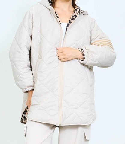Steppjacke mit Kapuze, Leopardenbesatz und gestreiften Ärmeln