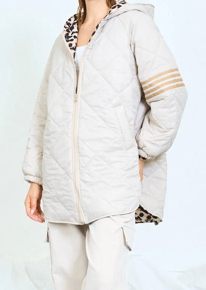 Steppjacke mit Kapuze, Leopardenbesatz und gestreiften Ärmeln