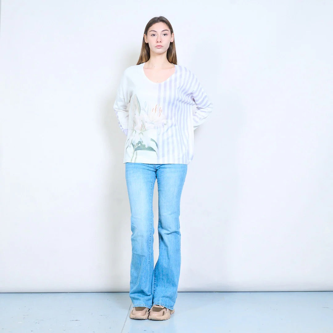 Gestreifter, floraler Lilien-Grafik-V-Ausschnitt-Leichtstrickpullover