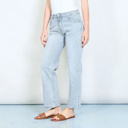 Hellgraue Jeans mit Schleifenstickerei auf der Gesäßtasche