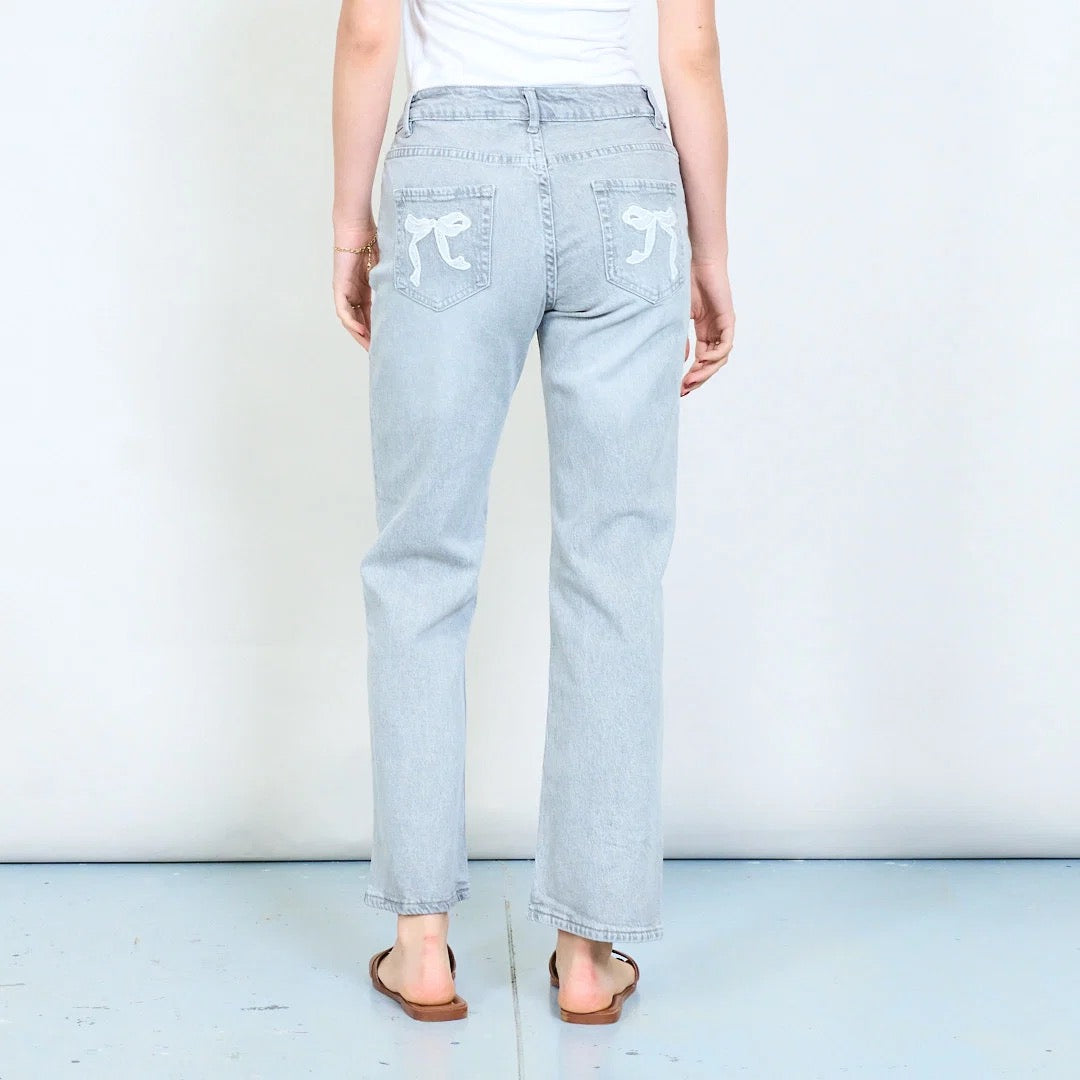 Hellgraue Jeans mit Schleifenstickerei auf der Gesäßtasche