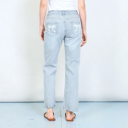 Hellgraue Jeans mit Schleifenstickerei auf der Gesäßtasche