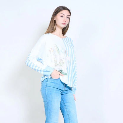 Gestreifter, floraler Lilien-Grafik-V-Ausschnitt-Leichtstrickpullover