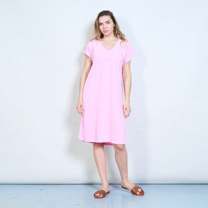 Minimales entspanntes Kleid mit V-Ausschnitt und Flügelärmeln