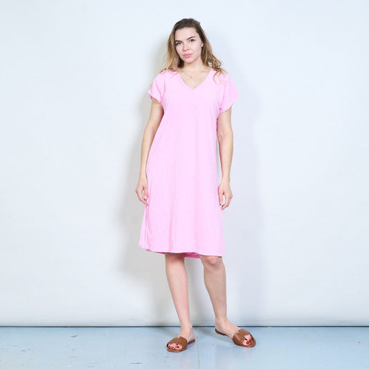 Minimales entspanntes Kleid mit V-Ausschnitt und Flügelärmeln