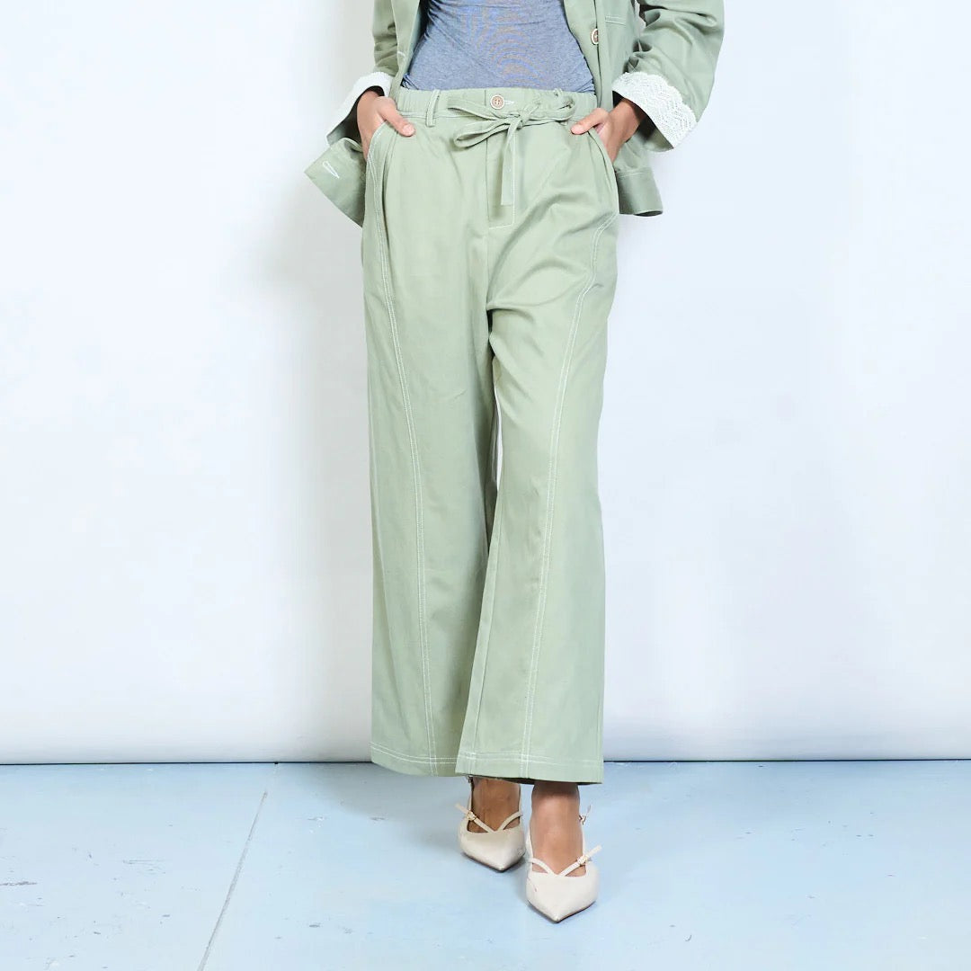 Plissierte Hose mit geradem Bein, verstellbarem Bindegürtel und Vordertaschen