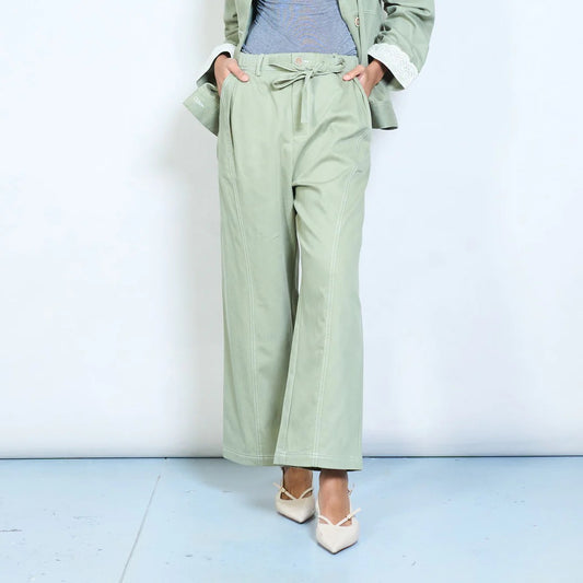 Plissierte Hose mit geradem Bein, verstellbarem Bindegürtel und Vordertaschen