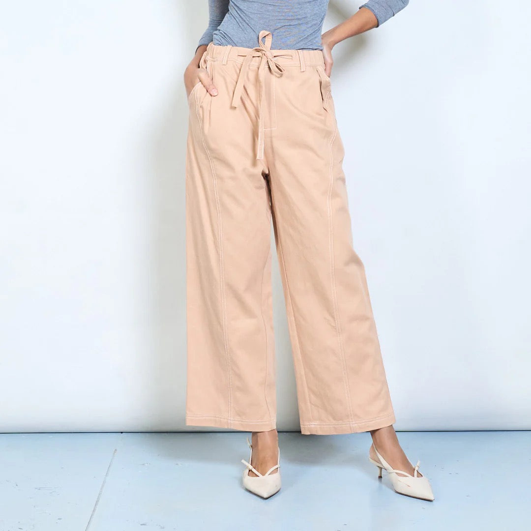 Plissierte Hose mit geradem Bein, verstellbarem Bindegürtel und Vordertaschen