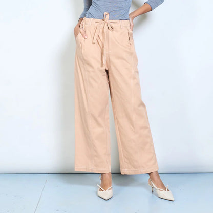 Plissierte Hose mit geradem Bein, verstellbarem Bindegürtel und Vordertaschen