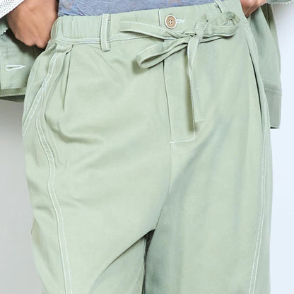 Plissierte Hose mit geradem Bein, verstellbarem Bindegürtel und Vordertaschen