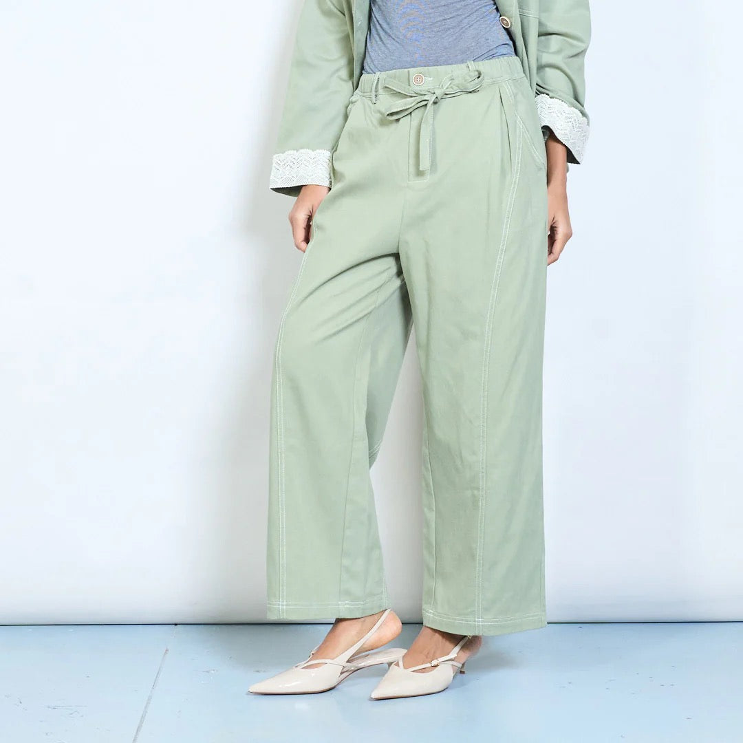 Plissierte Hose mit geradem Bein, verstellbarem Bindegürtel und Vordertaschen