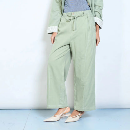 Plissierte Hose mit geradem Bein, verstellbarem Bindegürtel und Vordertaschen