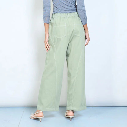 Plissierte Hose mit geradem Bein, verstellbarem Bindegürtel und Vordertaschen