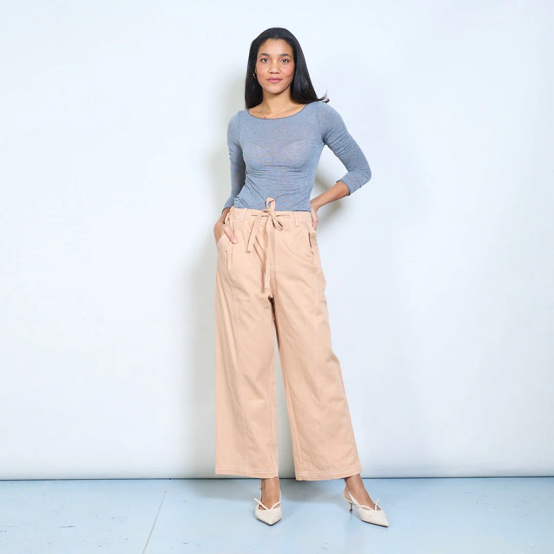 Plissierte Hose mit geradem Bein, verstellbarem Bindegürtel und Vordertaschen