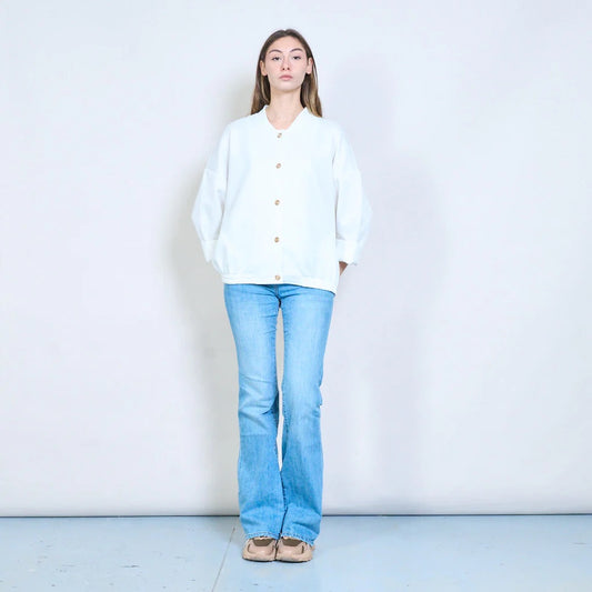 Leichte Jacke mit goldenem Knopfleistenkragen und elastischem Saum