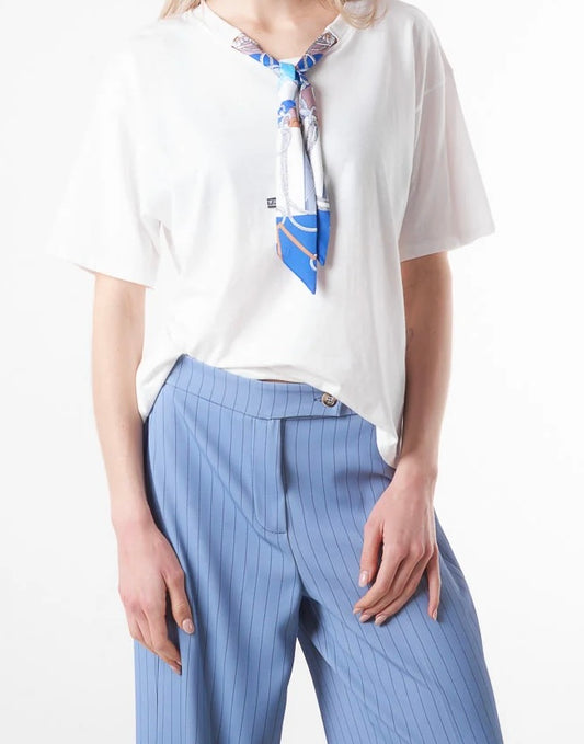 Lässiges Baumwoll-T-Shirt mit Schaldetail am Ausschnitt