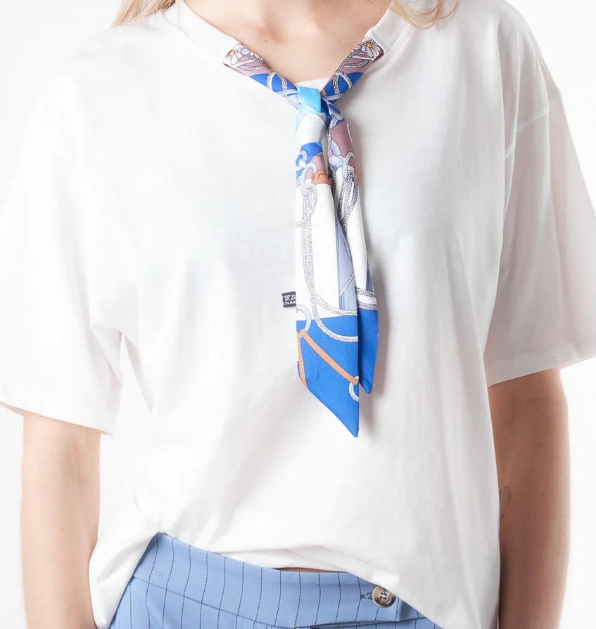 Lässiges Baumwoll-T-Shirt mit Schaldetail am Ausschnitt