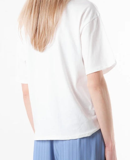 Lässiges Baumwoll-T-Shirt mit Schaldetail am Ausschnitt