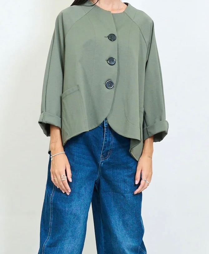 Asymmetrische Saumjacke mit übergroßen Knöpfen