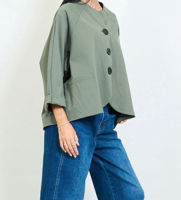 Asymmetrische Saumjacke mit übergroßen Knöpfen