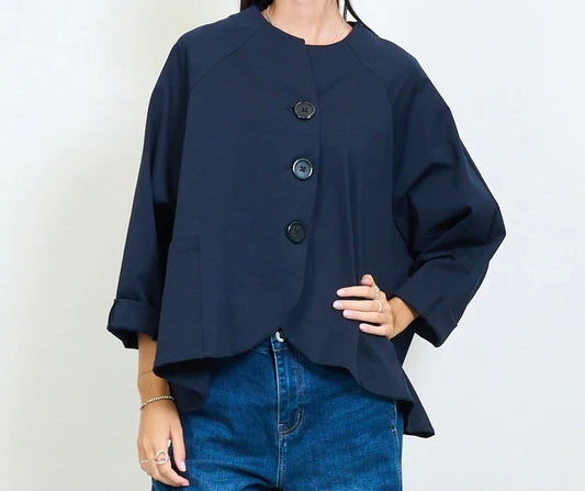 Asymmetrische Saumjacke mit übergroßen Knöpfen