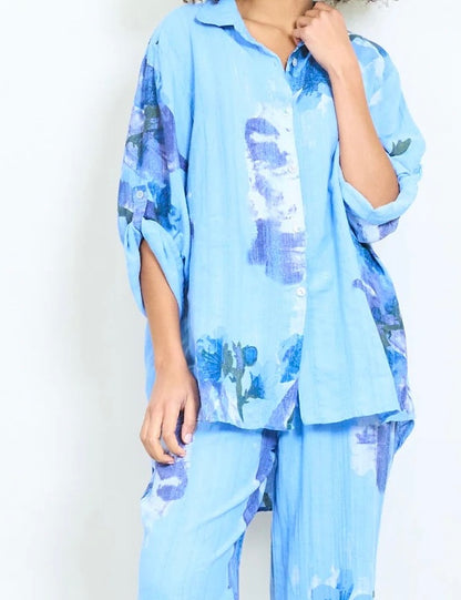 Bluse mit aufrollbarem Ärmel und Knopfleiste mit abstraktem Blumendruck