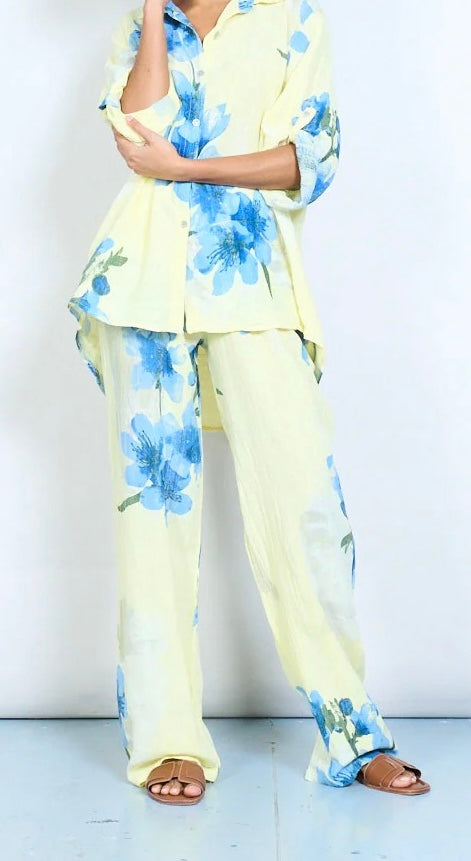Bluse mit aufrollbarem Ärmel und Knopfleiste mit abstraktem Blumendruck
