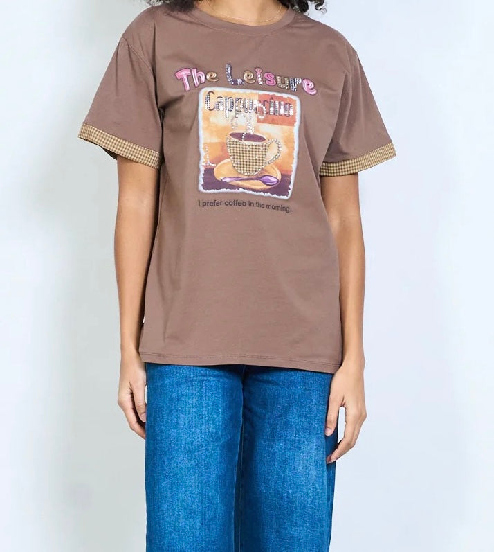 Grafisches „The Leisure Cappuccino“-Kurzarm-T-Shirt mit Strassverzierung