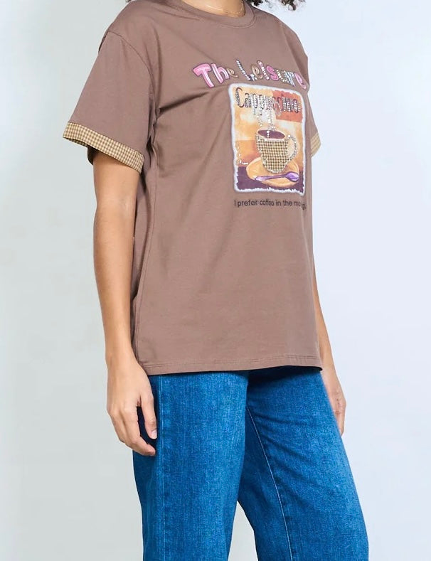 Grafisches „The Leisure Cappuccino“-Kurzarm-T-Shirt mit Strassverzierung