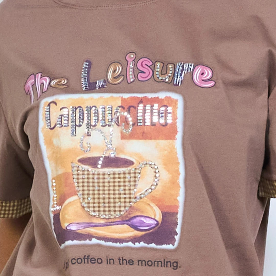 Grafisches „The Leisure Cappuccino“-Kurzarm-T-Shirt mit Strassverzierung