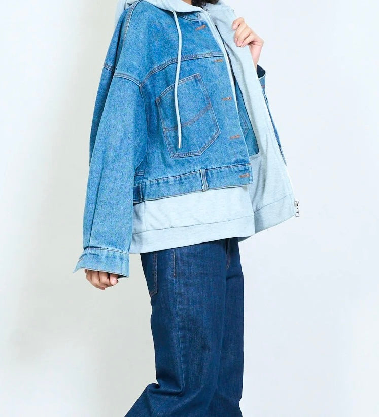 Mehrlagige Jeansjacke mit Kapuze und Reißverschluss-Hoodie-Detail