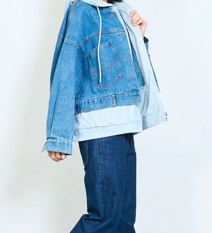 Mehrlagige Jeansjacke mit Kapuze und Reißverschluss-Hoodie-Detail
